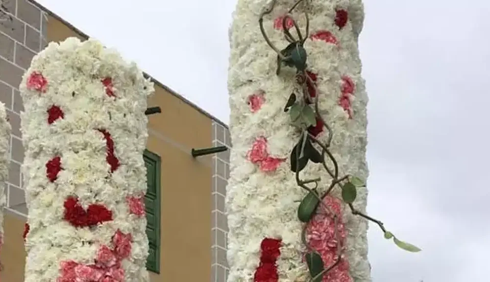 Iga-aastane lihavõttepühade ajal toimuv lilleinstallatsioonide festival Pascua Florida Guia de Isoras Tenerifel