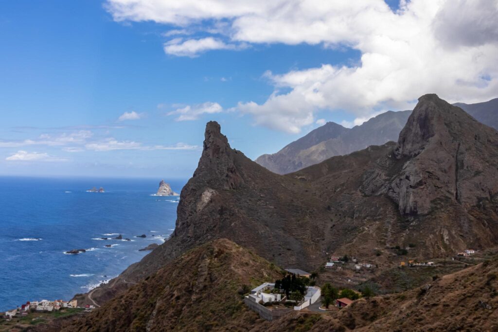 Tenerife mäed ja Atlandi ookean, loodusvaade ja kaljuseinad.