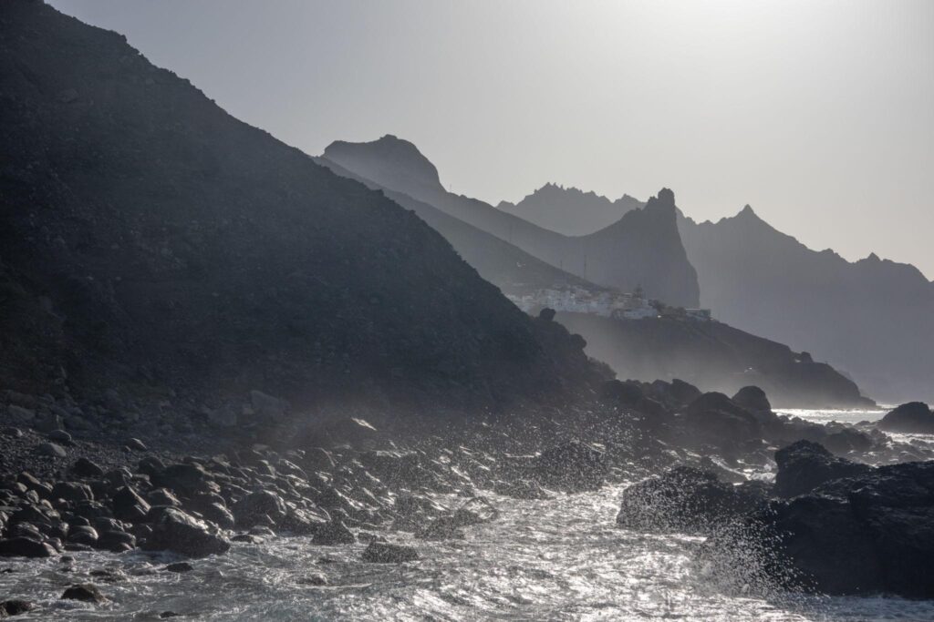 Tenerife rannajoone vaade, kus näha on mägine rannajoon ja ookeani, ideaalne loodusfotograafia.