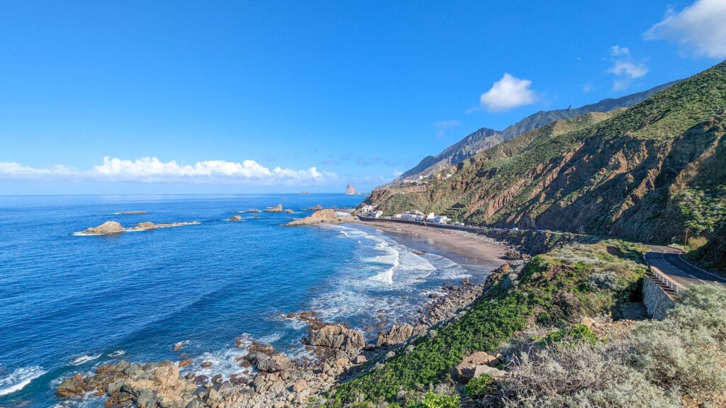Tenerife rannajoone vaade, loodus ja mäed, sinine meri ja pilved taustal.
