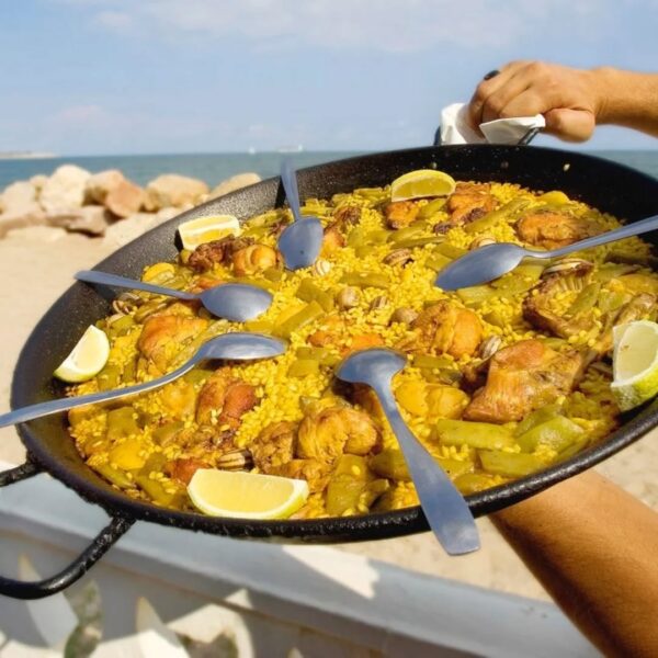 Maitsev Tenerife paella merevaatega, täidetud kana, riisi ja köögiviljadega.