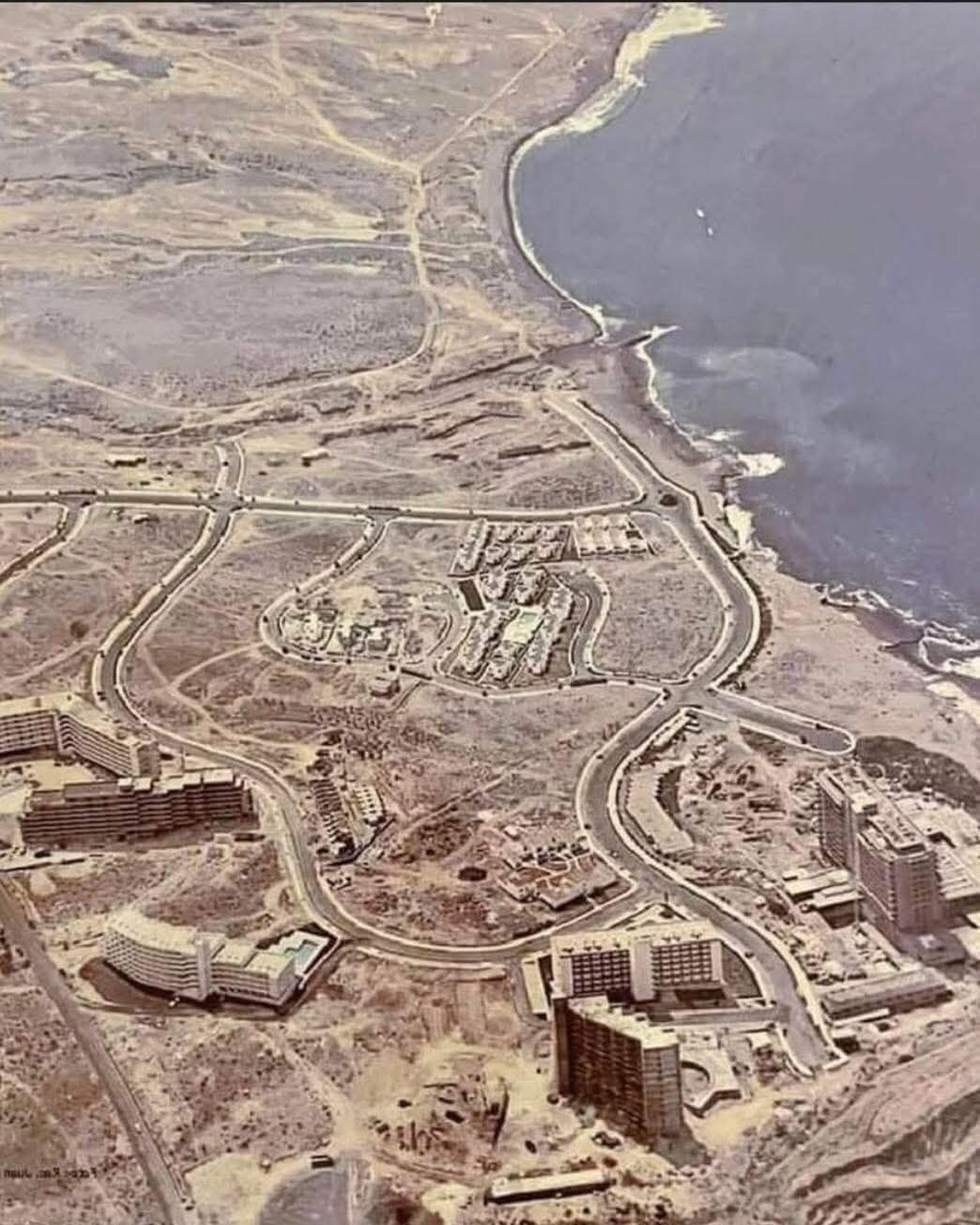 Ehitatud tühja koha peale. Playa de Las Americas