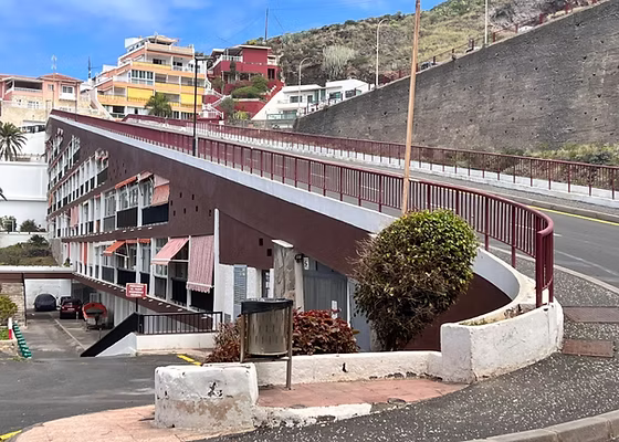 Los Ficuse ilmakuulus maja sõidutee all