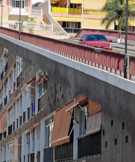 Los Ficus – maja maantee all. Los Ficuse ilmakuulus maja sõidutee all