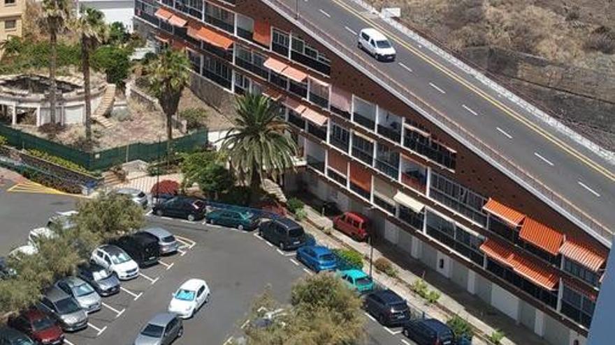 Los Ficuse ilmakuulus maja sõidutee all