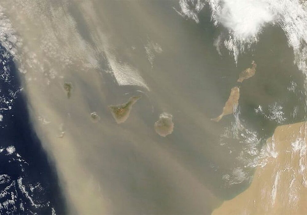 Ilm Tenerife saarel, näha on pilvi ja ookeani.