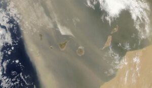 Ilm Tenerife saarel, näha on pilvi ja ookeani.