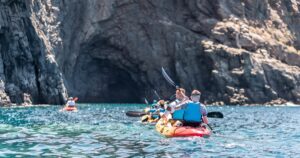 Kajakisafari Tenerifel – merel kajakiga sõitmine Tenerife kaljuste rannikute ja koobaste avastamiseks