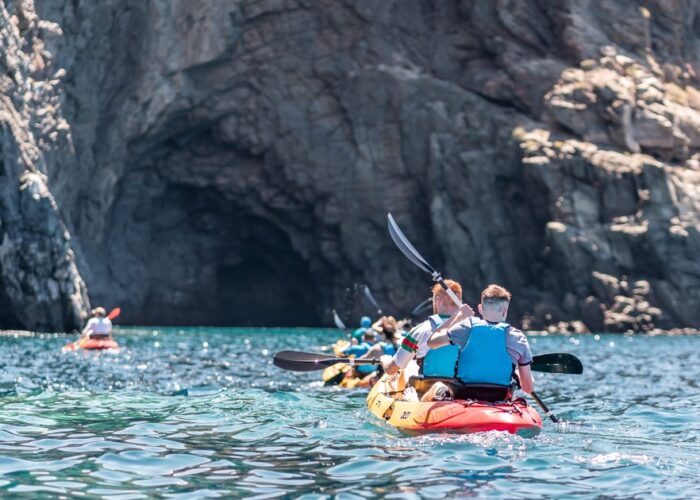 Kajakisafari Tenerifel – merel kajakiga sõitmine Tenerife kaljuste rannikute ja koobaste avastamiseks