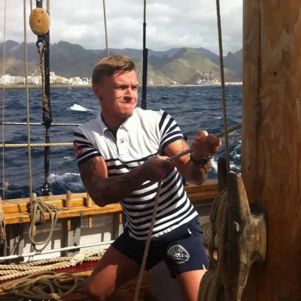 Tenerife Kompassi pilt, mis näitab meelelahutuslikku merereisi ja kaunist mägimaastikku saarel.