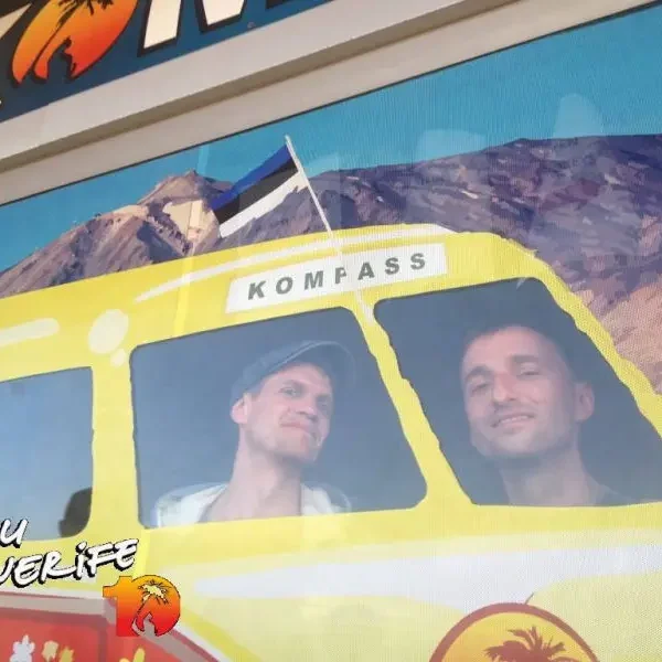 Kompassi bussikabiin, mis reklaamib Tenerife turismi.