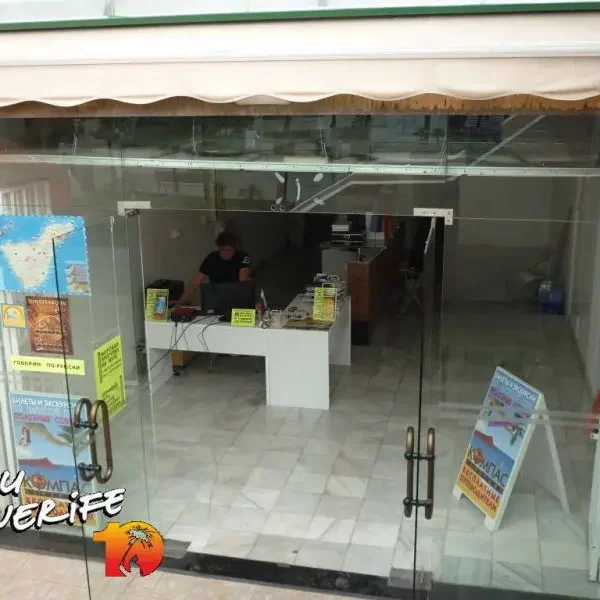 Tenerife Kompass kontori sissepääs ja infoletid.