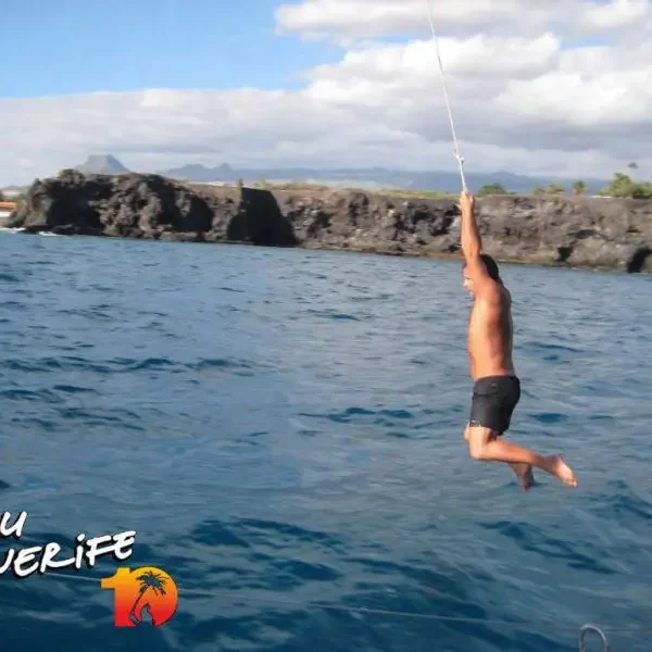 Hüppelis ujuv ja lõbusad tegevused Tenerifel.