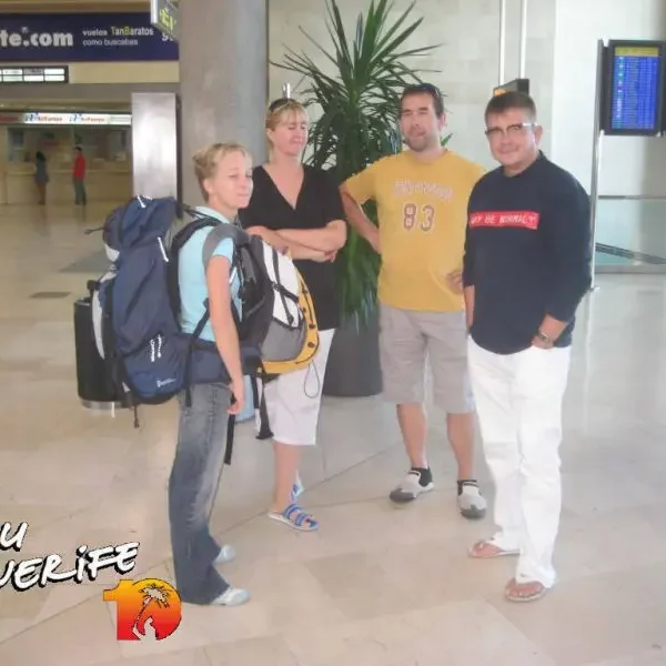 Grupi reisijad lennujaamas Tenerife, valmis seikluseks ja avastamiseks.