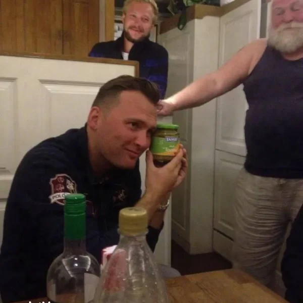 Kohalikud sõbrad naudivad õhtusööki ja jooke Tenerife saarel, sõbralik õhkkond ja kaunis maastik.