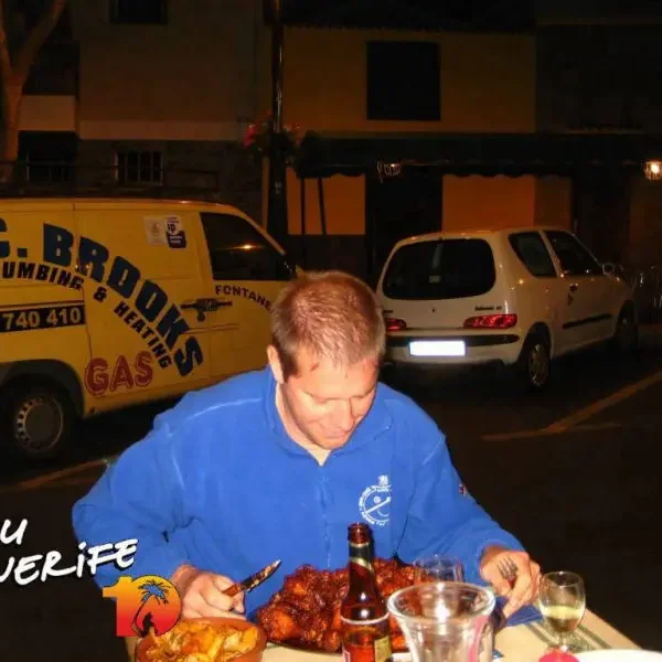 Tenerife Kompass, õhtune vaade restoranist Minu Tenerife, kus nauditakse maitsvat toitu ja kaunist s.