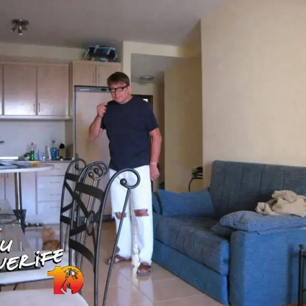 Elu mugav elutuba, kus on tugitool ja kööginurk, ideaalne puhkehetkeks Tenerifel.