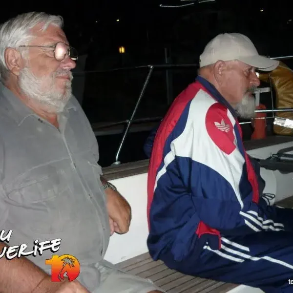 Kaks vanemat meest paadis, nautides Tenerife vaateid õhtul.