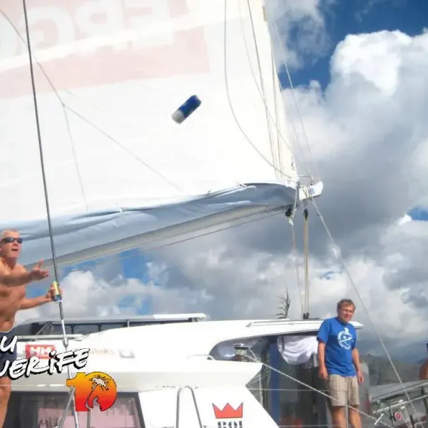 Mees purjetab Tenerife saarel päikeseloojangul, nautides merd ja vabadust.