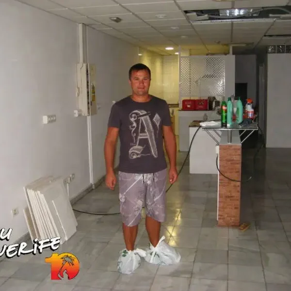 Kohandatud pilt Tenerife Kompassi jaoks, näidates inimest puhastamas või remonditöid teostamas siser.