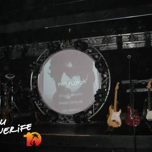 Kontsertlava Tenerifel koos kitarride ja muusikainstrumentidega.