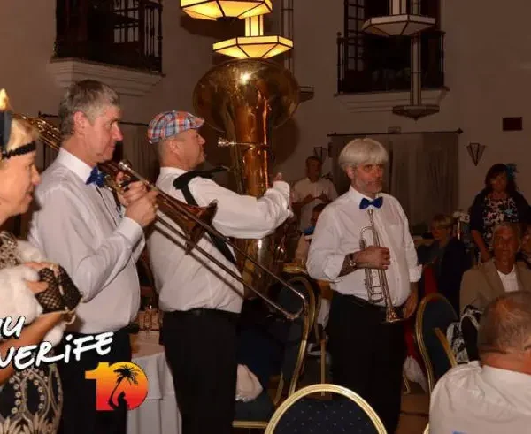 Elav muusikakvintett Tenerife Kompass esitab traditsioonilist muusikat saarel.