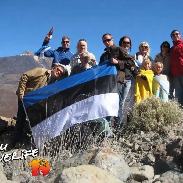 Grupi pilt Tenerife mägedes, hoides Eesti lippu, Minu Tenerife postituse jaoks.