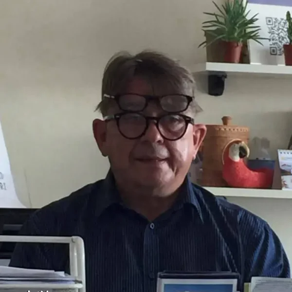 Mees töötab Tenerife Kompass kontoris, pakkudes teavet ja abi turistele.