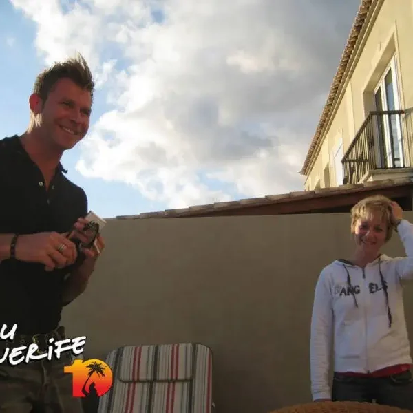 Pildil naeratused ja sõbrad Tenerifel, päikeseline õhkkond.