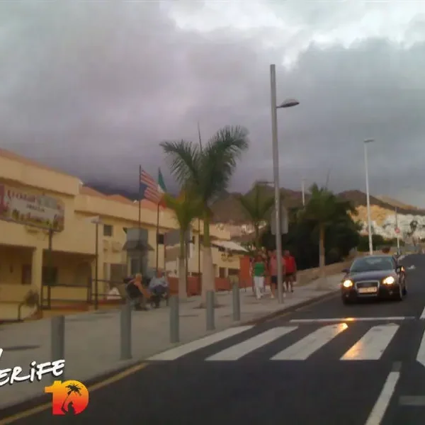 Kohalik tänav Tenerife saarel, pilk päikeseloojangul ja pilvedel taustal.