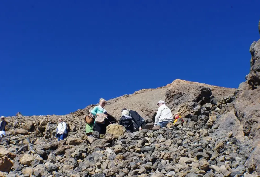 Tenerife mägironimine ja maastik, mis näitab matkajate gruppi kivisel teel kõrgel saare mägedes.