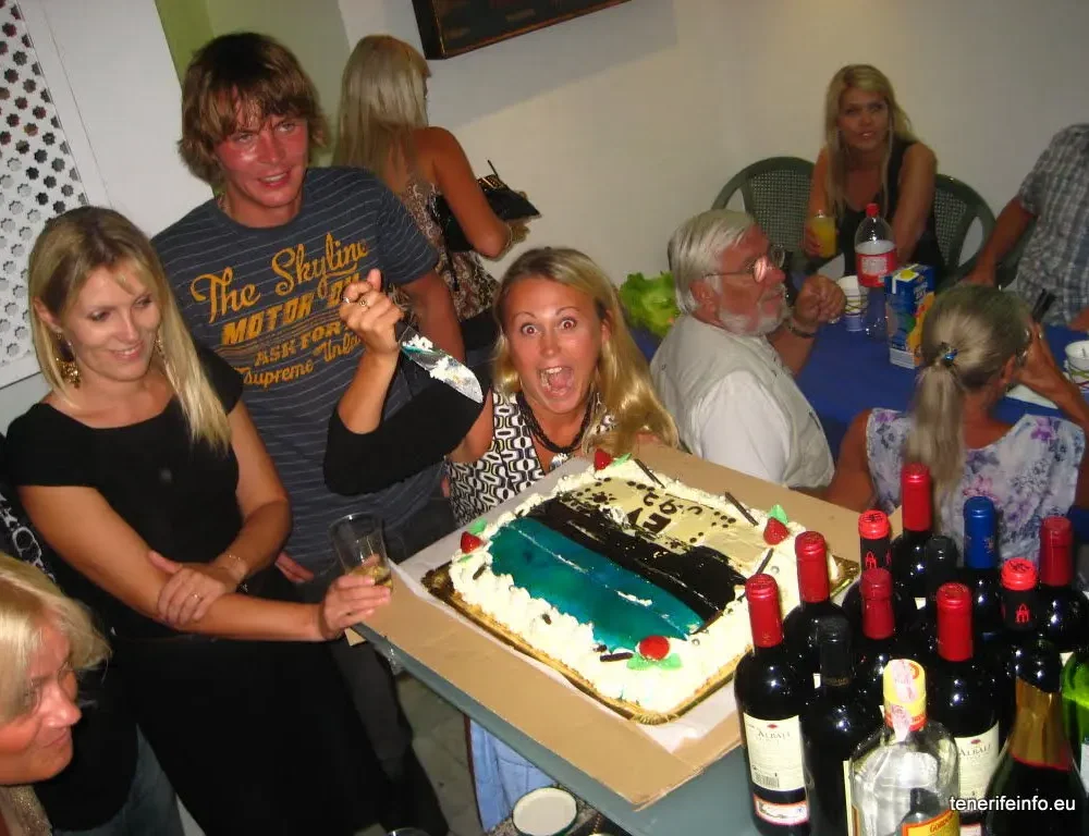 Sünnipäevapidu Tenerife Kompassis, rõõmsad sõbrad ja suurepärane õhkkond.