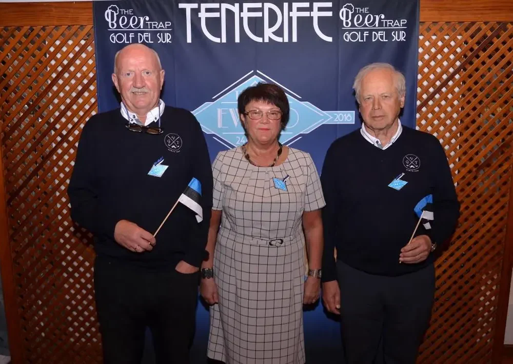 Eestlased Tenerife Kompassil, rõõmsad ja rahulolevad, seistes kliimatingimuste ja saare ilu taustal.