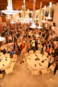 Tenerife kompass, peo ja kogunemise pilt, rõõmsad inimesed ja soe õhkkond.