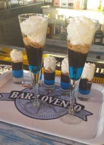 Kohaliku Tenerife baarikokteilid ja jahedad magustoidud.