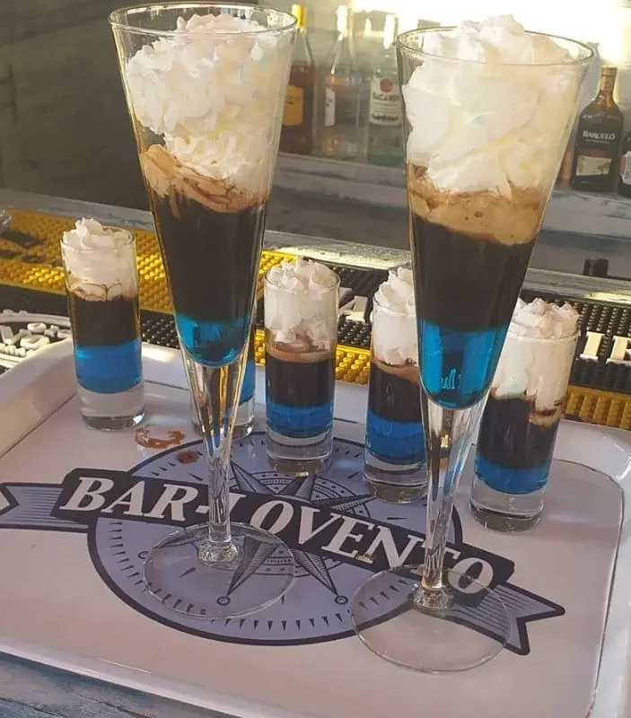 Kohaliku Tenerife baarikokteilid ja jahedad magustoidud.