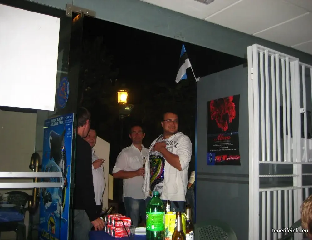 Eestlased kogunevad Tenerife kliimaga sõbralikul õhtul.