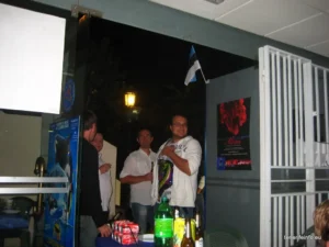 Eestlased kogunevad Tenerife kliimaga sõbralikul õhtul.