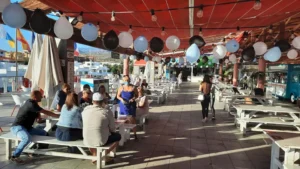 Eestlased rannas Tenerifel, nautides päikest ja sooja kliimat.