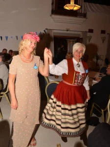 Kohalikud eestlased ja kliimapagulased tantsimas traditsioonilises kostüümis.