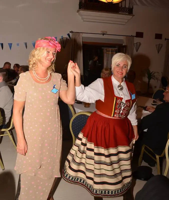 Kohalikud eestlased ja kliimapagulased tantsimas traditsioonilises kostüümis.