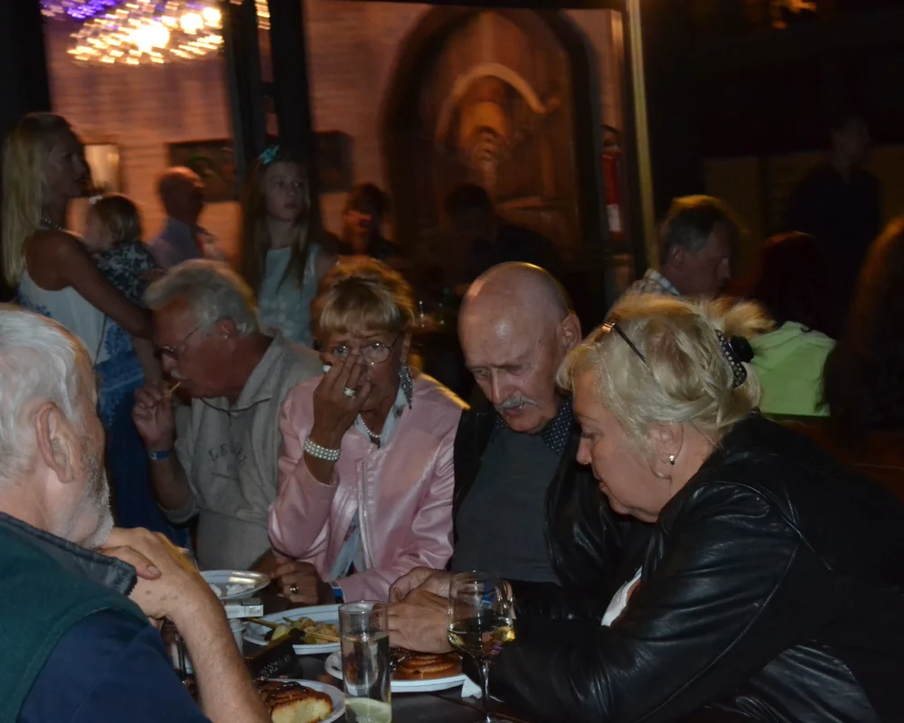 Eestlased kogunevad Tenerife restoranis, nautides sõprade seltskonda ja kohalikke maitseid.