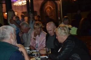 Eestlased kogunevad Tenerife restoranis, nautides sõprade seltskonda ja kohalikke maitseid.