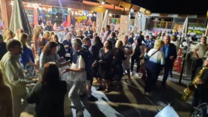 Kohal on palju inimesi, nautides ööklubi ja tantsu.