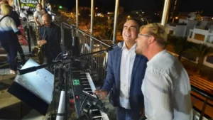 Mehed mängivad muusikat Tenerife õues, õhtune vaade.