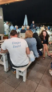 Kohapeal kogunevad eestlased Tenerife saarel.