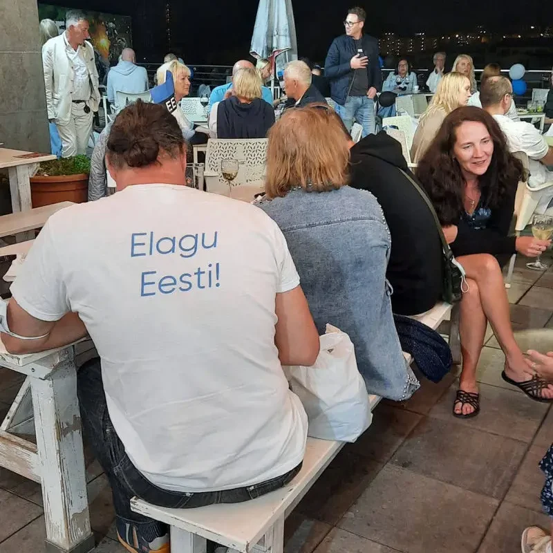 Kohapeal kogunevad eestlased Tenerife saarel.