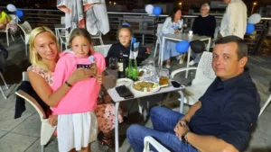 Tenerife kompassi pilt: pere õhtusöök saarel, rõõmsad inimesed ja soe kliima.