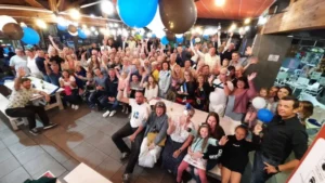 Suur rahvahulk Tenerife üritusel, rõõmsad inimesed ja õhupallid.