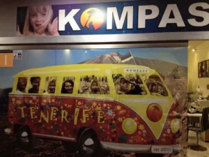 Värvikas Tenerife Kompass buss, mis reklaamib Tenerife saart.